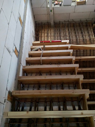 Изготовление бетонной лестницы на второй этаж в поселке Синегорье.