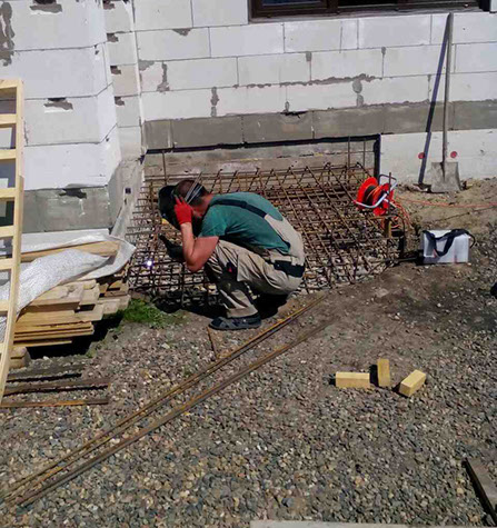 Армирование будущего бетонного крыльца в поселке Синегорье.