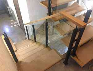 Четыре лестницы из дуба со стеклянной балюстрадой