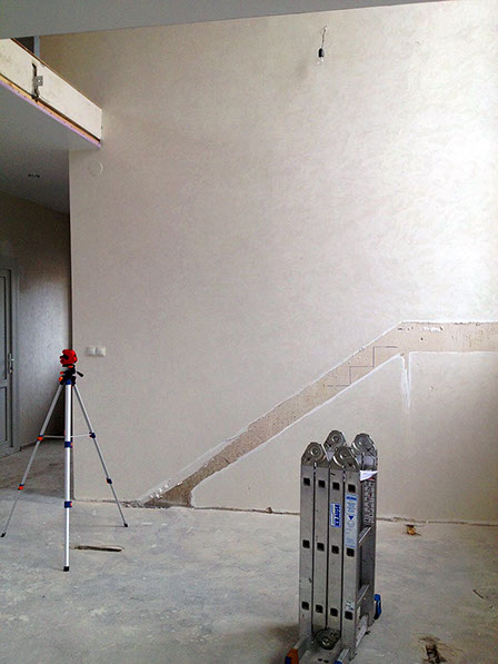 Изготовление лестницы на второй этаж из лиственницы на металлическом каркасе со стеклянной балюстрадой. Поселок «Элита», г. Красноярск. Марш24.