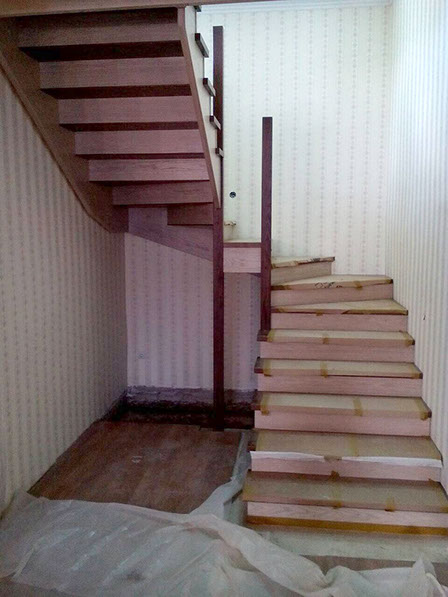Лестницы в Красноярске. Классическая дубовая лестница в поселке Горный. Лестницы «Марш24».