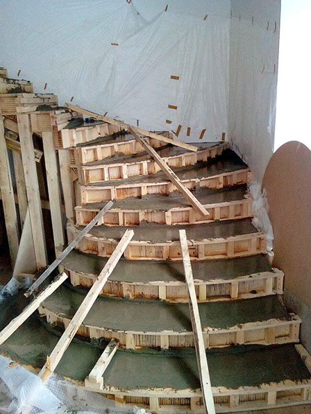 Изготовление железобетонной лестницы с забежными ступенями в деревне Минино, г.  Красноярск. Марш24.