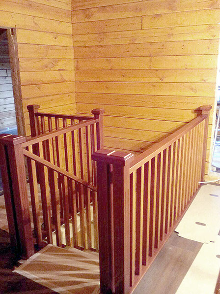 Лестницы Красноярск. Современная лестница на центральном косоуре с деревянной балюстрадой. Лестницы «Марш24».
