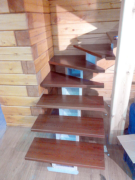 Лестницы Красноярск. Современная лестница на центральном косоуре с деревянной балюстрадой. Лестницы «Марш24».