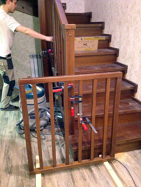 Лестницы Красноярск. Изготовление лестниц из лиственницы в деревне Парная. Компания «Марш24».