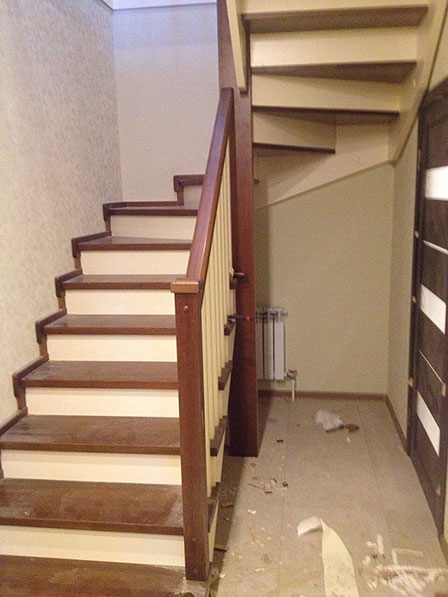 Лестницы Красноярск. Изготовление лестниц из лиственницы в деревне Парная. Компания «Марш24».