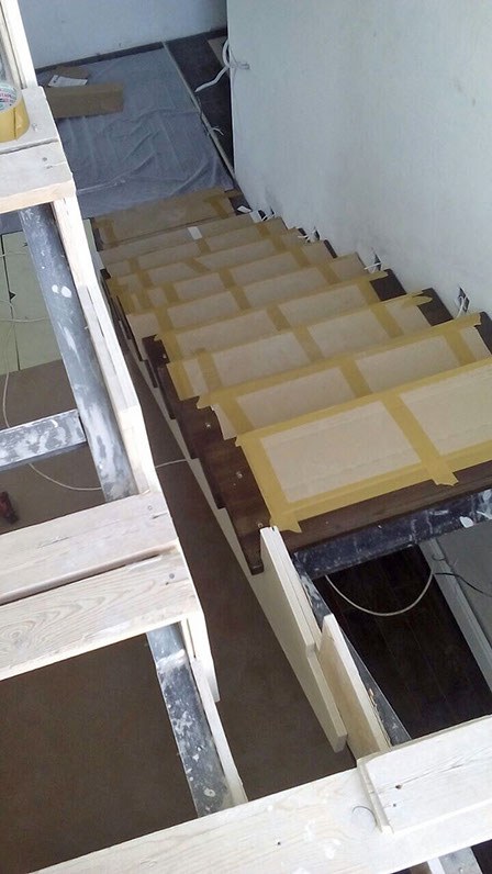 Классическая лестница из массива лиственницы в поселке Шамони, в городе Красноярск. Лестницы «Марш24».