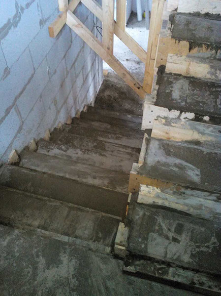 Бетонная лестница в опалубке.