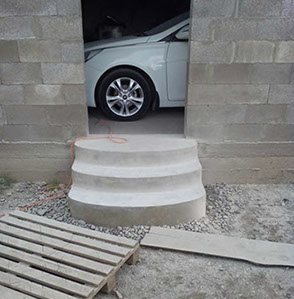 Бетонная лестница в гараж в поселке Синегорье.