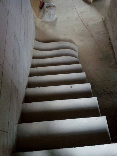 Бетонная лестница с пригласительными ступенями в поселке Синегорье.