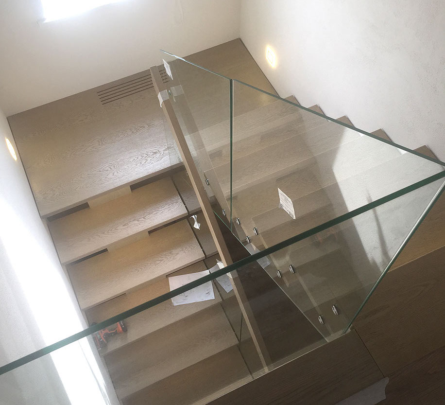 Лестницы в Красноярске. Дуюовая лестница на центральном косоуре со стеклянной балюстрадой в Солонцах. Лестницы «Марш24».