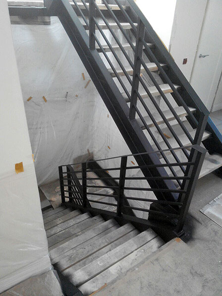 Лестницы Красноярск. Две лестницы в стиле лофт в таунхаусе, в микрорайоне «Удачный». Компания «Марш24».