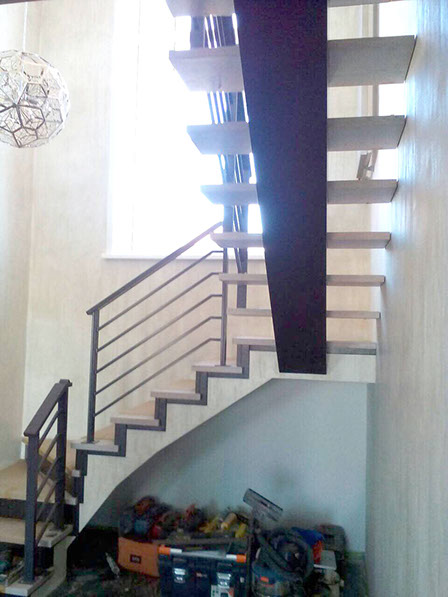 Изготовление лестниц в Красноярске. Железобетонная лестница с облицовкой деревом в поселке Видный, в Красноярске. Лестницы «Марш24».
